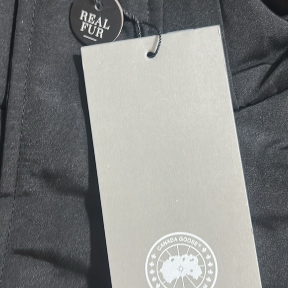 Canada goose jacket with real fur brand new sealed XL but fits like a large - Picture 3 of 10